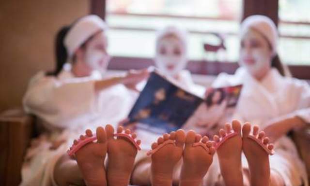 73377587-group-of-famale-friends-in-spa-have-fun-celebrate-bachelorette-party-with-face-mask